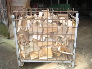 Brennholz Bretter und Kanthölzer auf 25 cm gesägt.