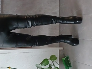  Er sucht eine nette Sie, die mir ihre Heels und Stiefel vorführt Bild 3
