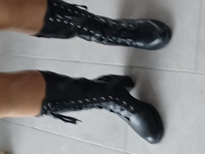  Er sucht eine nette Sie, die mir ihre Heels und Stiefel vorführt Bild 5