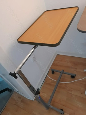 Höhenverstellbarer Beistelltisch, sehr guter Zustand