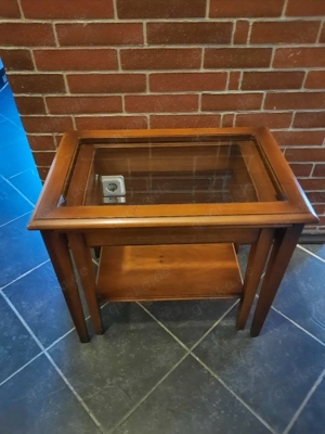 2Beistelltische können ineinander geschoben werden.