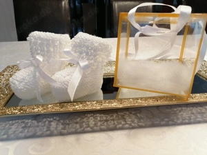 selbst gestrickte Baby-Schuhchen, schneeweiß, in Klarsicht- Geschenkbox