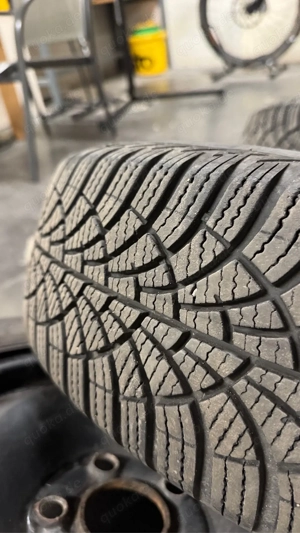 Verkaufe hier 4 Winterreifen von Goodyear UltraGrip 9 komplett mit Stahlfelgen. Bild 3