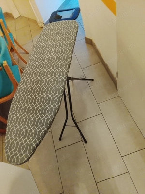 Bügelbrett und Bügeleisen 