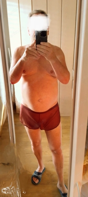 Welche Dame liebt es auch, sich nackt von Sonne und Wind in der freien Natur streicheln zu lassen 