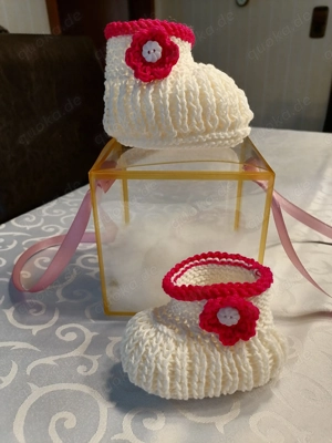 Baby-Schuhchen in weiß pink in Klarsicht- Geschenkbox