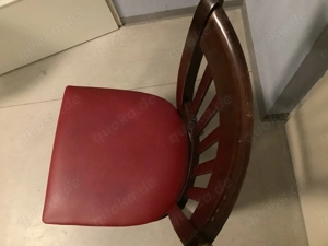 Stühle in den Farben dunkelbraun und rot Bild 3