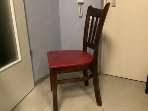 Stühle in den Farben dunkelbraun und rot Bild 2