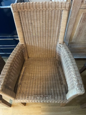 4 stabile Korbstühle aus natürlichem Rattan