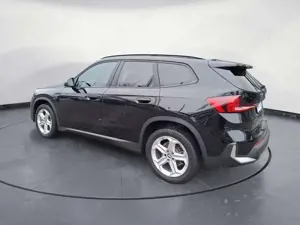 BMW X1 sDrive20i Panorama-Glasdach AHK Sportsitze Rü Bild 3