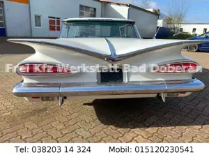 Chevrolet Impala 4-Door Hardtop V8 Automatic Bild 3