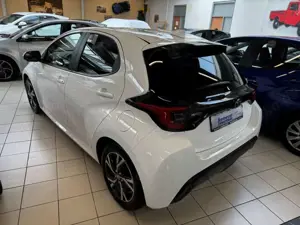 Toyota Yaris Hybrid 1.5 Team DK Safety-Paket PDC Sitzheizung LE Bild 4