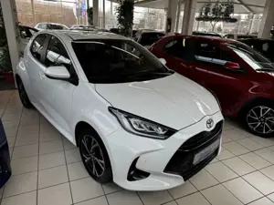 Toyota Yaris Hybrid 1.5 Team DK Safety-Paket PDC Sitzheizung LE Bild 2