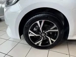 Toyota Yaris Hybrid 1.5 Team DK Safety-Paket PDC Sitzheizung LE Bild 5