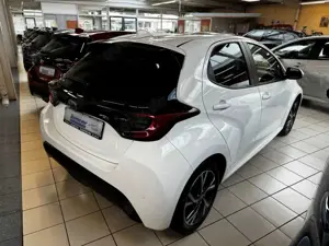 Toyota Yaris Hybrid 1.5 Team DK Safety-Paket PDC Sitzheizung LE Bild 3