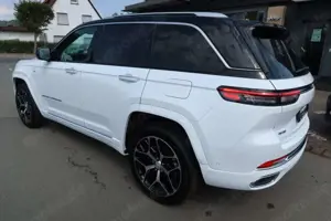 Jeep Grand Cherokee Summit Reserve Plug-In-Hybrid 4xe Bild 2