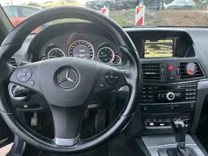 Mercedes-Benz E 220 CDI DPF Coupe BlueEFFICIENCY Automatik Avantgarde Bild 3