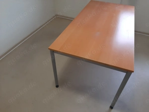 Stabiler Schreibtisch mit Unterstellschrank