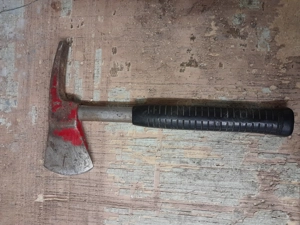 Feuerwehrbeil ,wahrscheinlich ausgetauscht. 