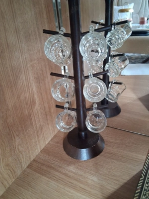 Schnapsgläser am Baum