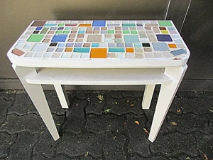 1   kleiner  mit  Mosaik   versehener   Beistelltisch