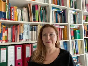   Lehrerin  Mathe  Englisch Deutsch Latein Chemie Physik Bio BWL Bild 3