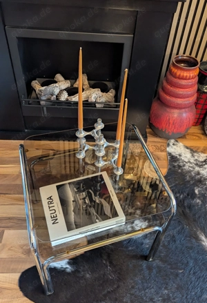 Eleganter Chrom-Beistelltisch mit Rauchglas