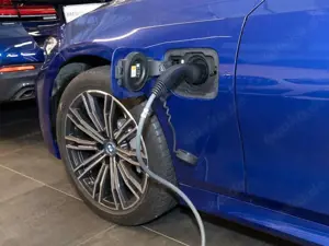 BMW 330 e A M Sport Head-Up HiFi DAB WLAN Komfortzg. Bild 3