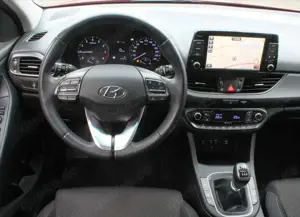 Hyundai i30 - 1,4-GDI Intro Plus-Paket Alu 17 Allwetter Bild 3