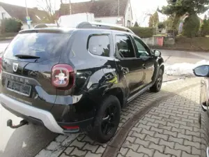 Dacia Duster Prestige 4WD dci 115 Navi AHK Kamera PDC Alus Bild 4