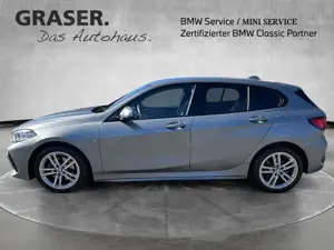 BMW 118 i M Sport Frozen Grey Head-Up Pano Bild 2