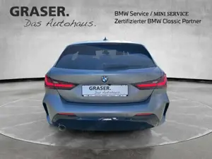 BMW 118 i M Sport Frozen Grey Head-Up Pano Bild 4