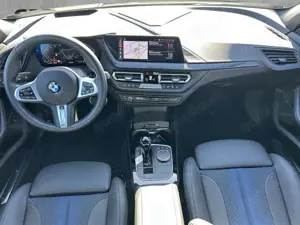 BMW 118 i M Sport Frozen Grey Head-Up Pano Bild 5