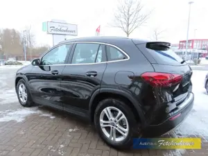 Mercedes-Benz GLA 180 Aut. NAVI+LED+RFK+SHZ+AAC+TEMP+ALU+MBUX Bild 3