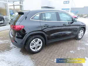 Mercedes-Benz GLA 180 Aut. NAVI+LED+RFK+SHZ+AAC+TEMP+ALU+MBUX Bild 4