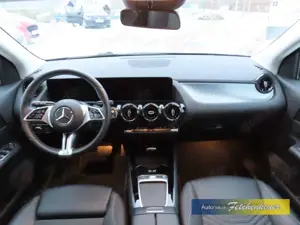 Mercedes-Benz GLA 180 Aut. NAVI+LED+RFK+SHZ+AAC+TEMP+ALU+MBUX Bild 5
