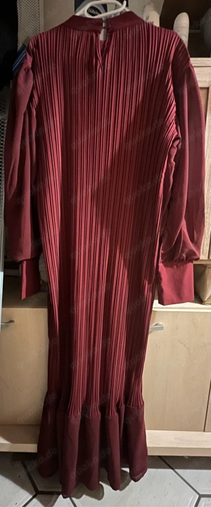 Wunderschönes Plissee-Maxikleid in Weinrot (Gr. M) Bild 2