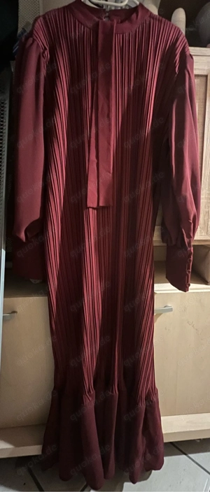 Wunderschönes Plissee-Maxikleid in Weinrot (Gr. M)