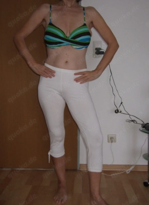 Bikinioberteil gestreift getragen