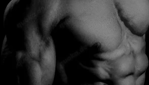 Junger charmanter Mann auf der Suche nach einer Frau