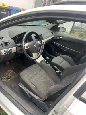 Astra  H erste Zulassung 2008 Bild 2