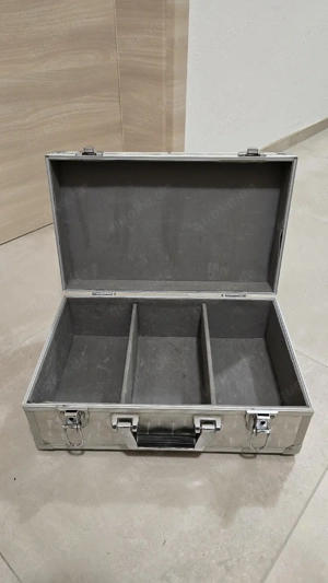 Silberner Koffer  Bild 3