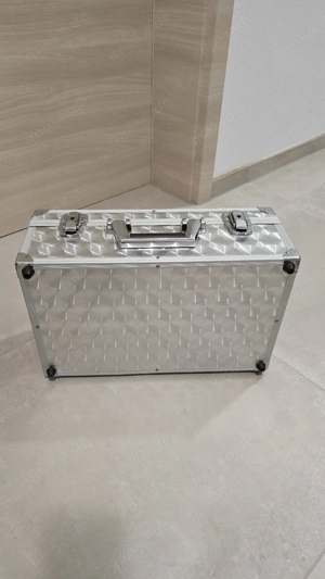 Silberner Koffer  Bild 2