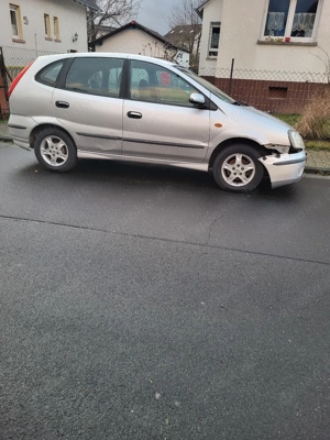 Nissan Almera tino  Bild 2