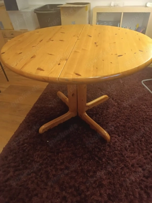 Holztisch mit 4 Stühlen.