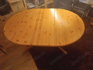 Holztisch mit 4 Stühlen. Bild 2