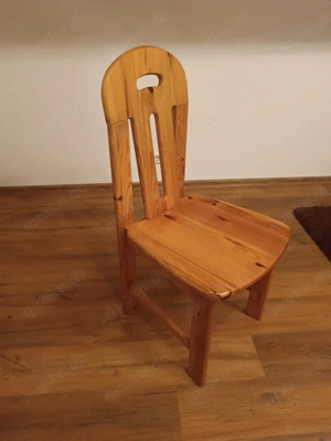 Holztisch mit 4 Stühlen. Bild 3