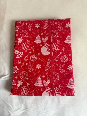 Verkaufe meine schöne Weihnachtstischdecke in Rot mit weißen festlichen Motiven.  Die Tischdecke hat