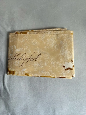 Tischdecke in beige gold mit schönen Weihnachtsmotiven