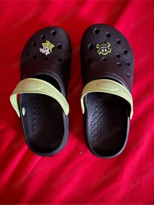 schwarze Clogs in Größe 35